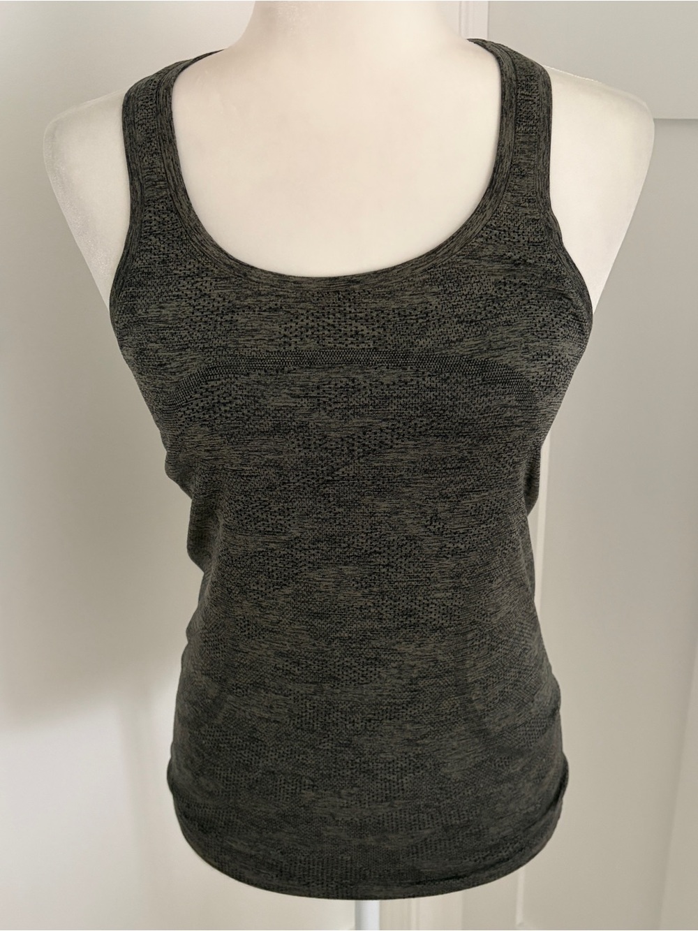 Lululemon Swiftly Tech Racerback Tank Top Gray Seamless Women’s Size 6*F10